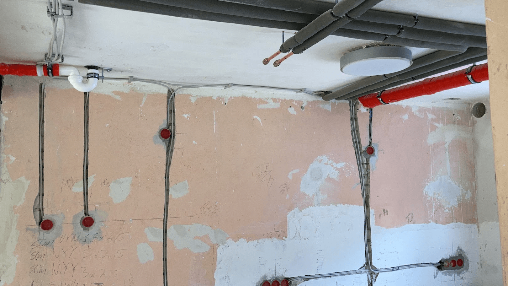 Elektroinstallation mit Leitungsverlegung und Unterputzdosen