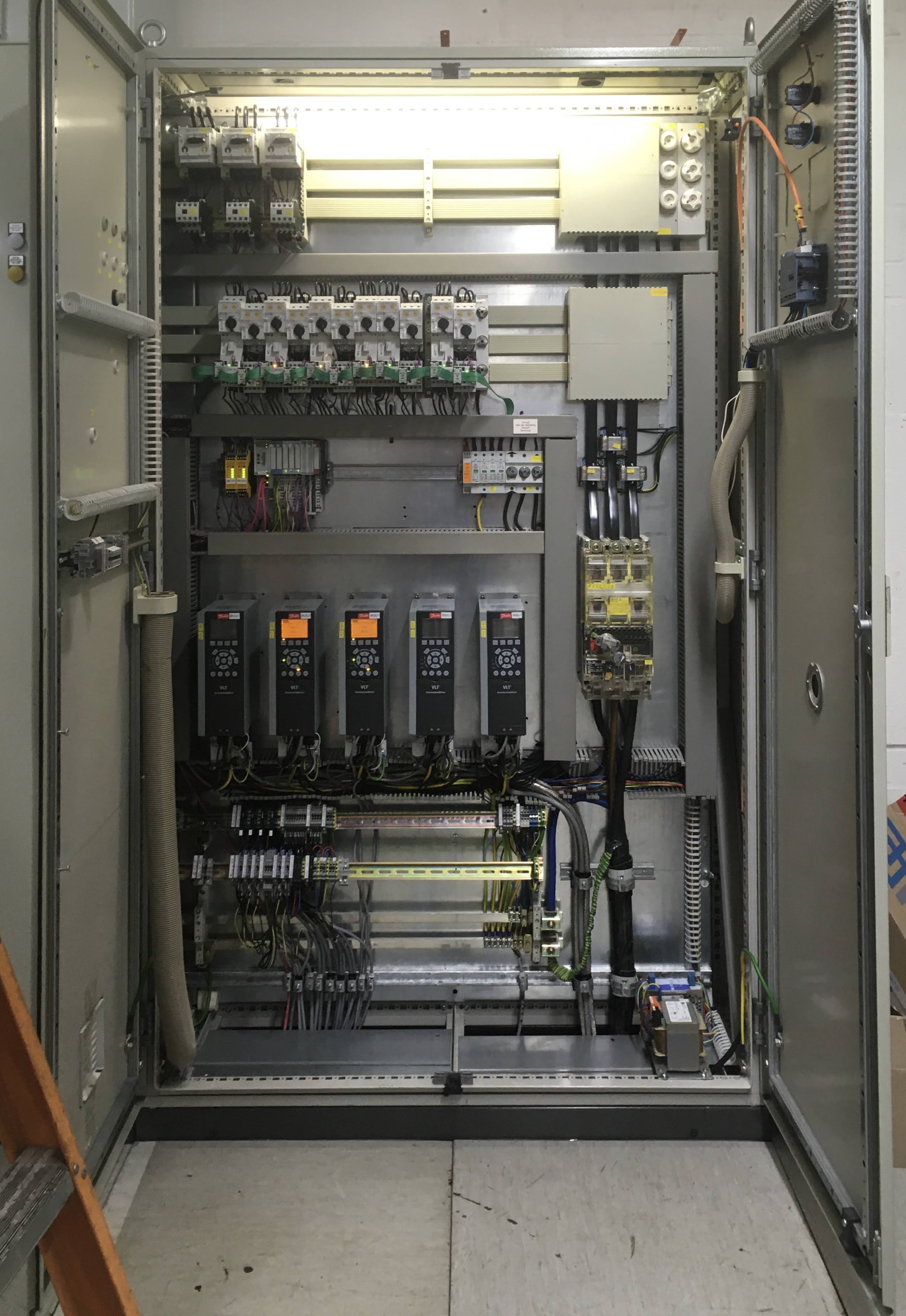 Moderne Beleuchtungsinstallation in einem Innenraum