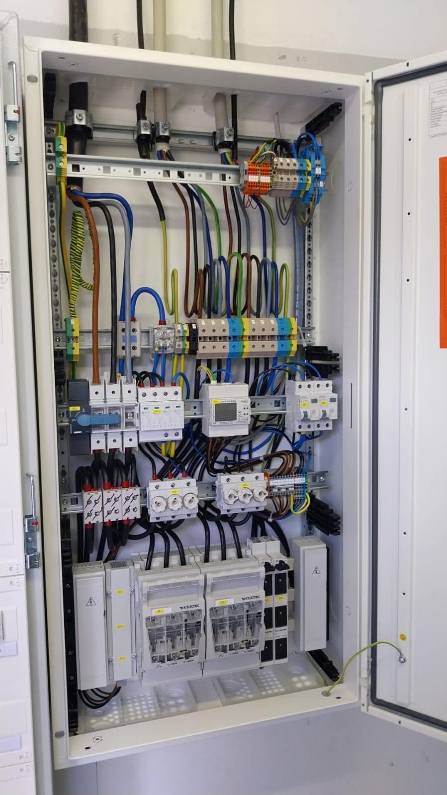 Elektrische Verteilung mit Verdrahtung und Schutzeinrichtungen